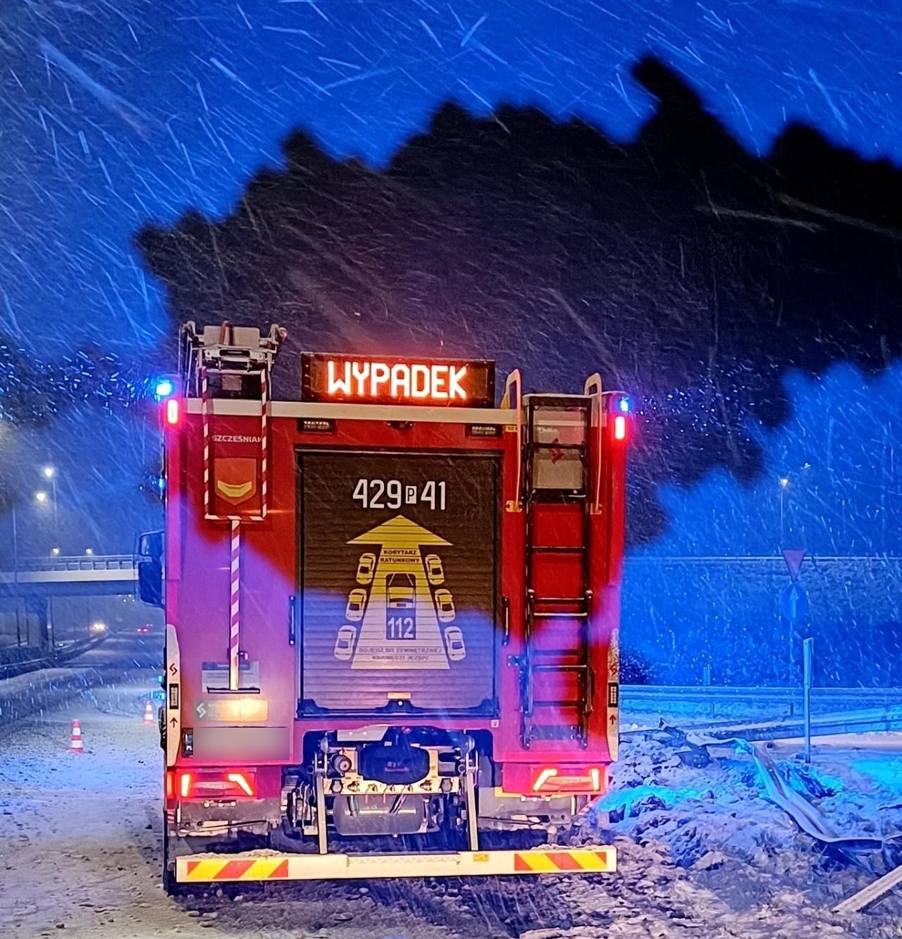 Niebezpieczne warunki na drodze dają się we znaki. Na S5 przewróciła się ciężarówka