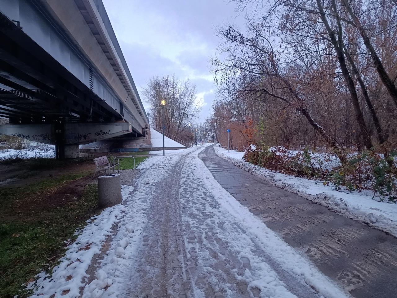 Drogi rowerowe odśnieżone, chodniki nie. "Czy rowerzyści są w tym mieście uprzywilejowaną grupą?"