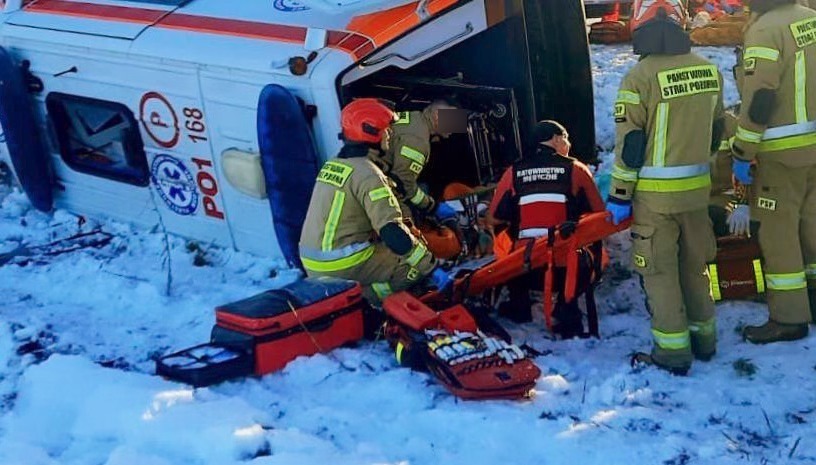 Poważny wypadek w regionie. Karetka uderzyła w drzewo, są ranni
