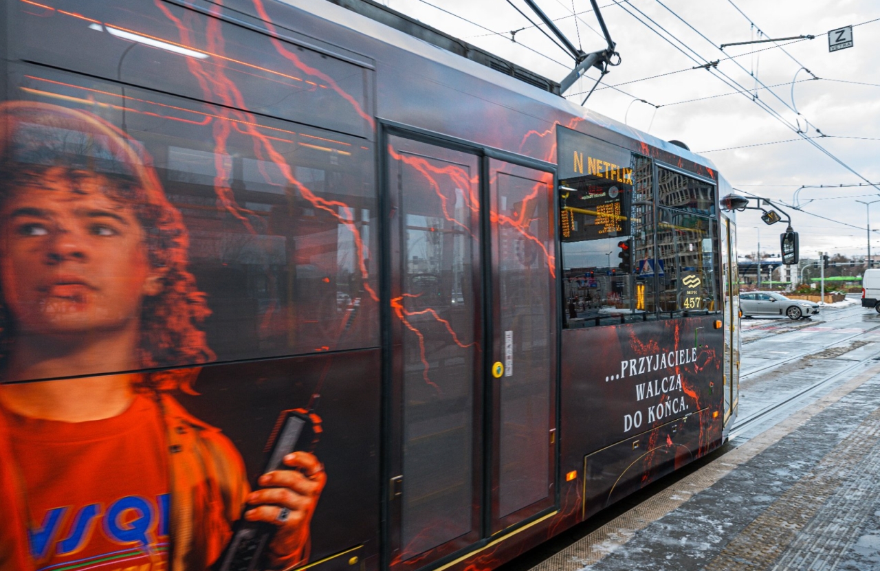 Tramwaj prosto z Hawkins na poznańskich torowiskach! Reklamuje serial Netflixa, pojedziesz nim za darmo