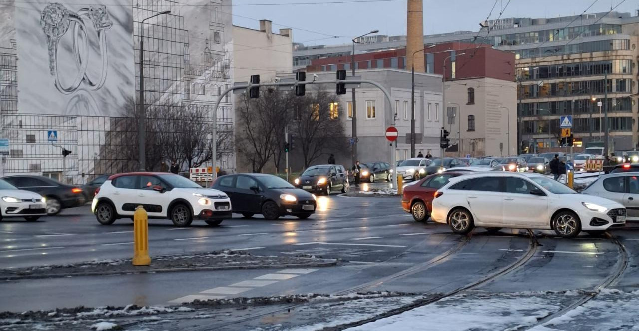 Kierowcy stoją w dużych korkach na ulicach w centrum Poznania