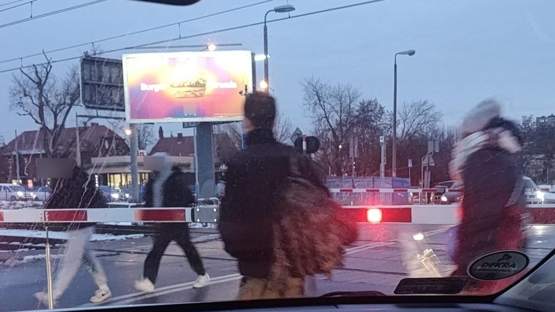 Opolska: tutaj wciąż bez zmian? Zniecierpliwieni ludzie przechodzą na czerwonym świetle na przejeździe kolejowym