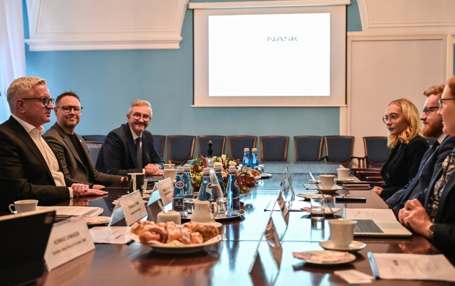 Urządzenie oparte na sztucznej inteligencji ma pomagać mieszkańcom Poznania w kontakcie z urzędem miasta. Miasto testuje AI