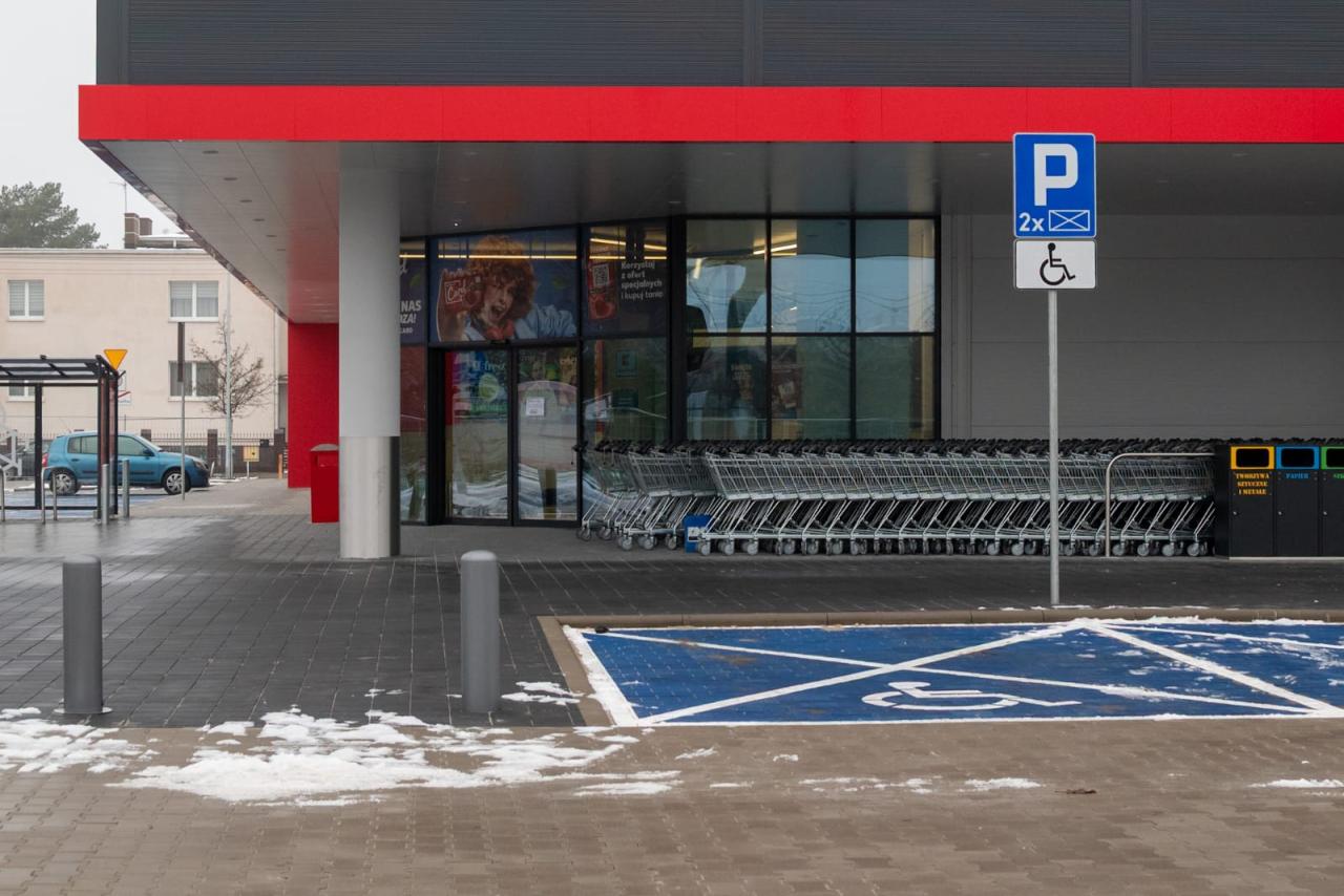 Miała być tylko częściowa rozbiórka, a 'urósł' nowy market. Jest już szyld