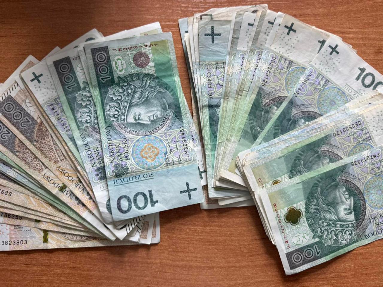 Uczciwa Wielkopolanka na chodniku znalazła portfel z pieniędzmi. Po kilku miesiącach sytuacja się wyjaśniła