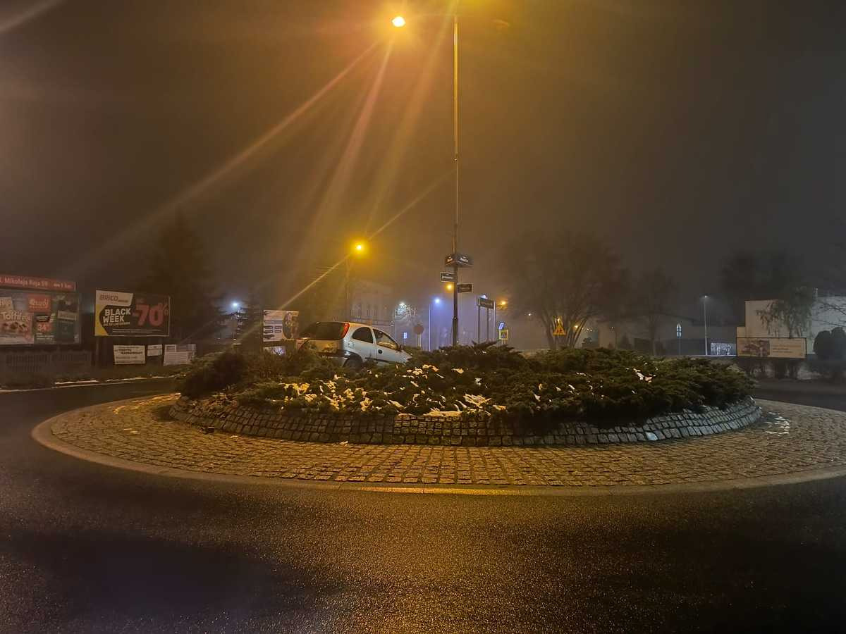 Nietypowa sytuacja w regionie. Policjanci odebrali szereg zgłoszeń o "zaparkowanym" na rondzie Oplu