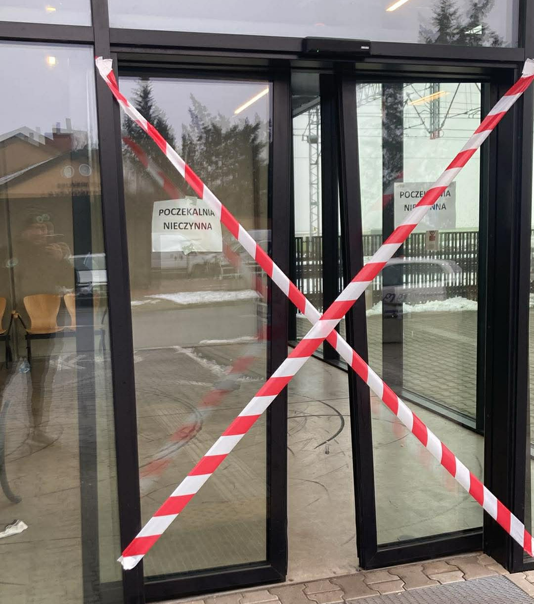 Wandal w Zintegrowanym Węźle Przesiadkowym pod Poznaniem. "Miejsce zostało w jednej chwili pozbawione swojej funkcji."