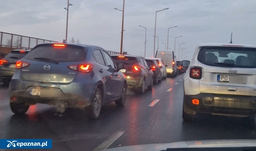Ogromny korek na wjeździe do Poznania. Przez awarię sygnalizacji
