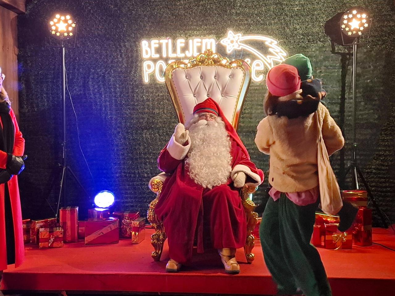 Plac Wolności: na Betlejem Poznańskim pojawił się Mikołaj z Laponii. Wszyscy chętnie robili sobie z nim zdjęcia