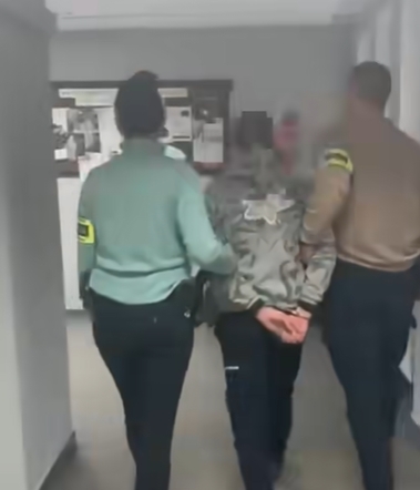 Region. 33-latek nie ustąpił pierwszeństwa radiowozowi policyjnemu. Został zatrzymany do kontroli. Okazało się, iż w ogóle nie powinien siadać za kierownicą