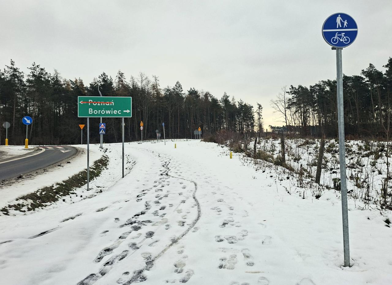 Największa inwestycja drogowa powiatu poznańskiego z nieodśnieżoną drogą rowerową. "Po co powstała Mamy tor saneczkowy"
