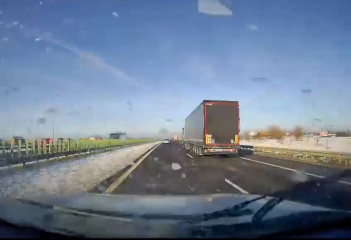 To mogło się skończyć tragicznie. Lód z naczepy ciężarówki uszkodził osobówkę na trasie S5