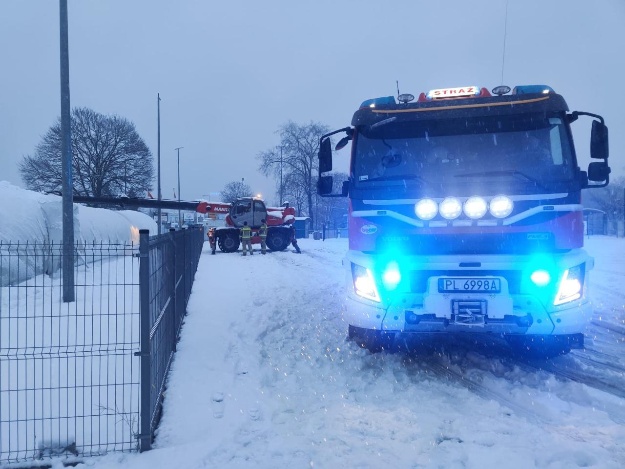 Pod naporem śniegu zapadła się część zadaszenia lodowiska w regionie. Są nowe informacje