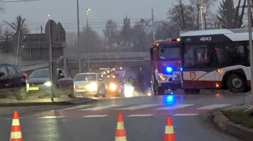 Utrudnienia pod Poznaniem po zderzeniu trzech aut! Trasa pod wiaduktem kolejowym nieprzejezdna