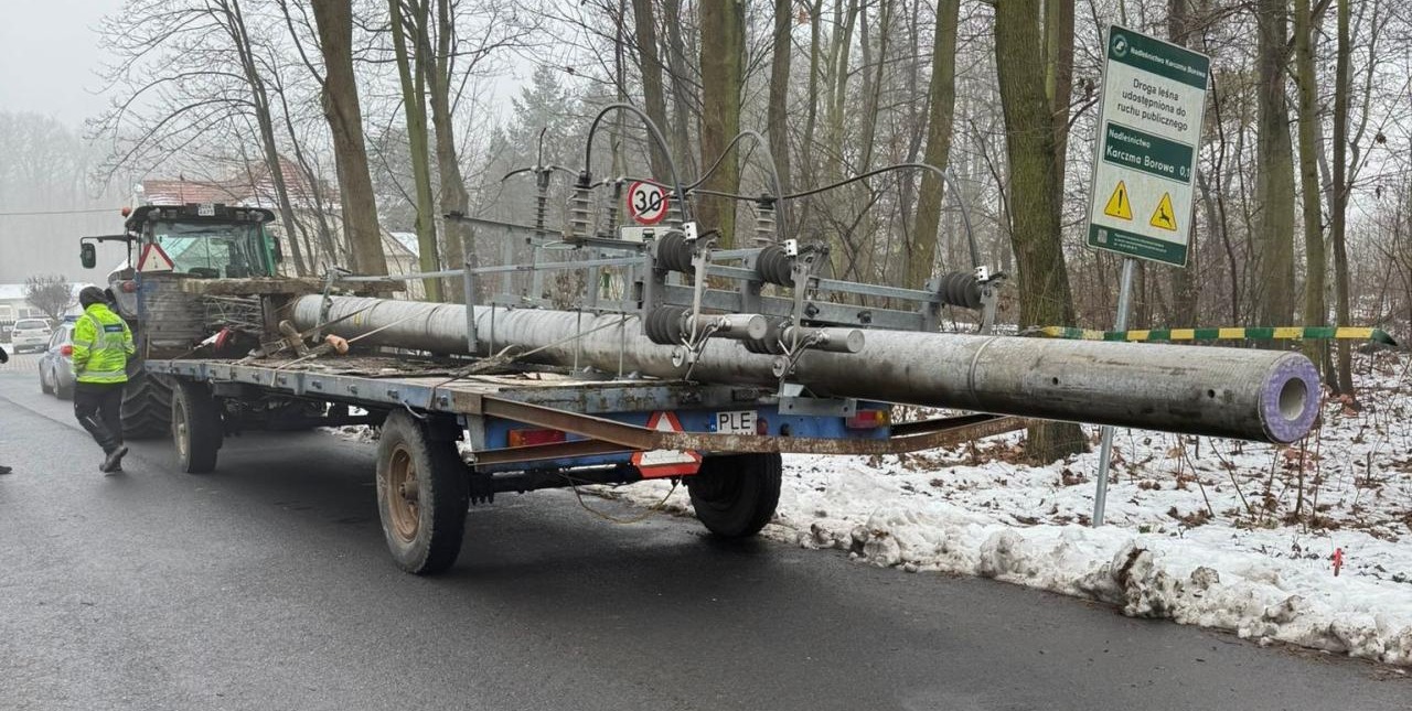 Ślisko, mgła, a na rozsypującej się naczepie długi słup bez zabezpieczenia