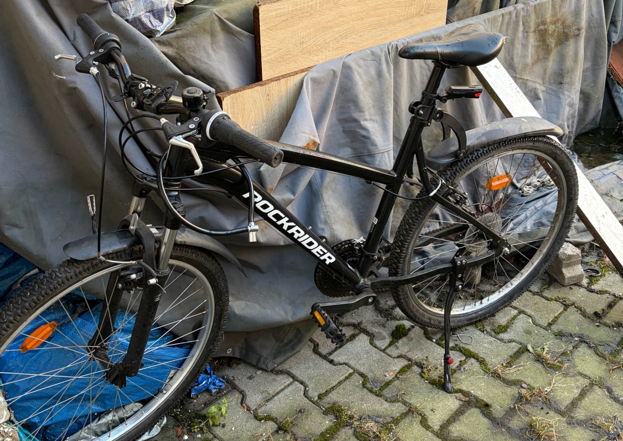 Fatalny wypadek na poznańskiej ulicy. Zabezpieczyła rower rannego rowerzysty, szuka jego bliskich