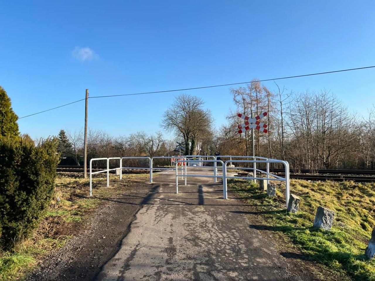 Przejazd kolejowy w regionie zmienił swoją kategorię. Już nie wjadą tu samochody!