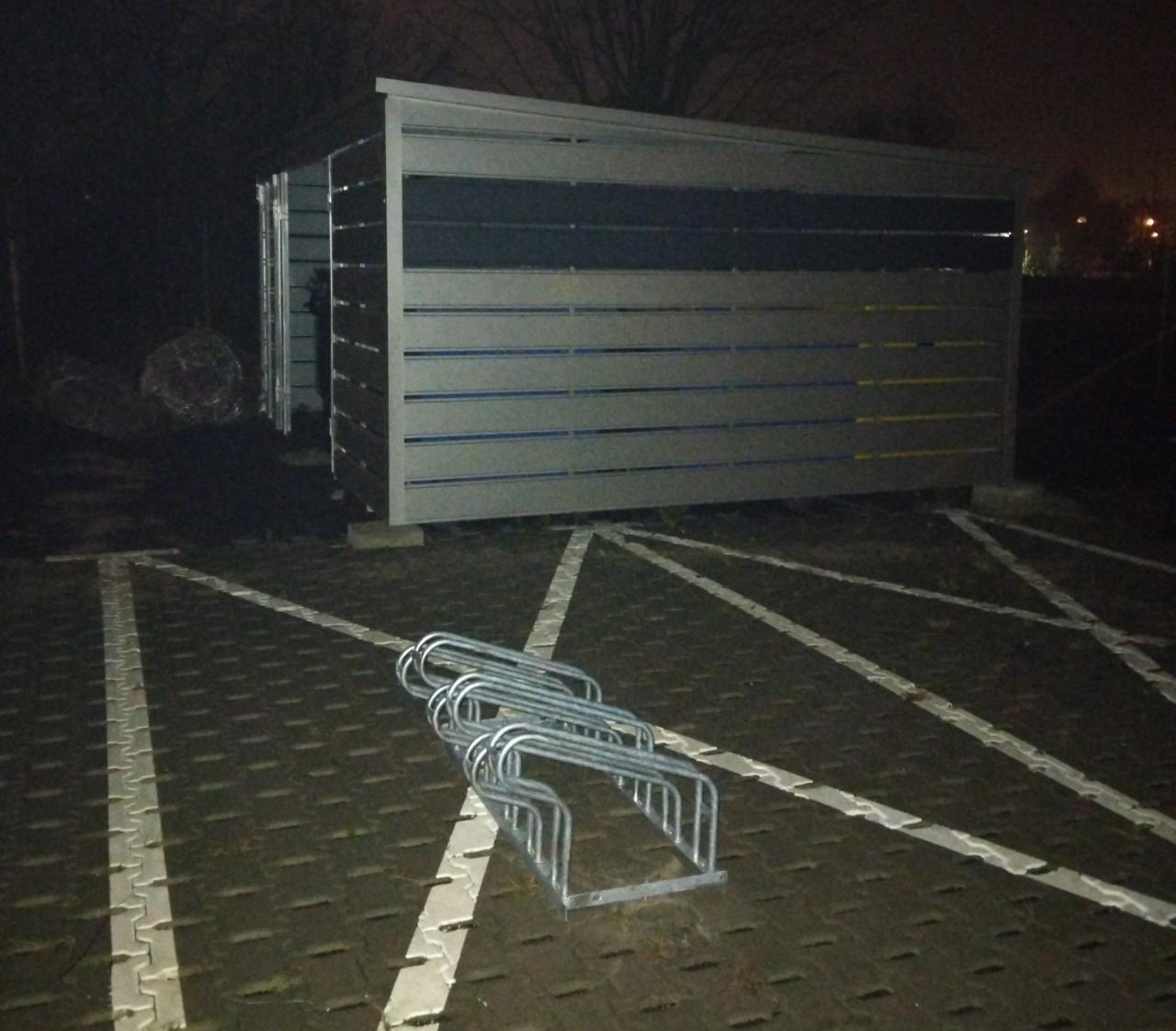 Stojakami rowerowymi zabrali miejsca parkingowe dla gości mieszkańców? ZKZL: "To były miejsca, na których nie wolno parkować"