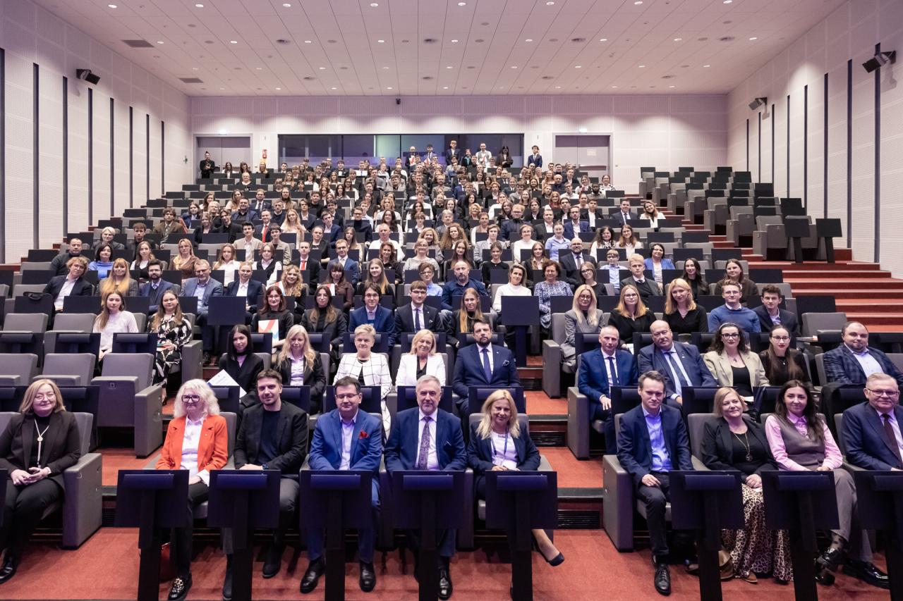 Niemal 200 osób ze stypendiami od marszałka. "Tak licznie zgromadzonych jeszcze tutaj nie widzieliśmy"