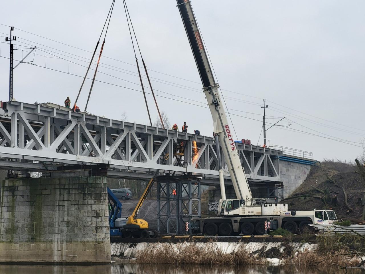 Potężna konstrukcja trafiła na plac budowy w regionie. Inwestycja usprawni ruch na trasie kolejowej Poznań-Piła