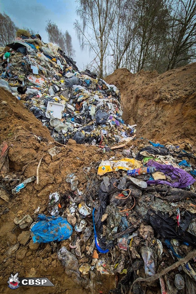 Gang "śmieciarzy" rozbity przez policję. Nielegalnie składowali odpady, stosowali nadzwyczajne środki ostrożności