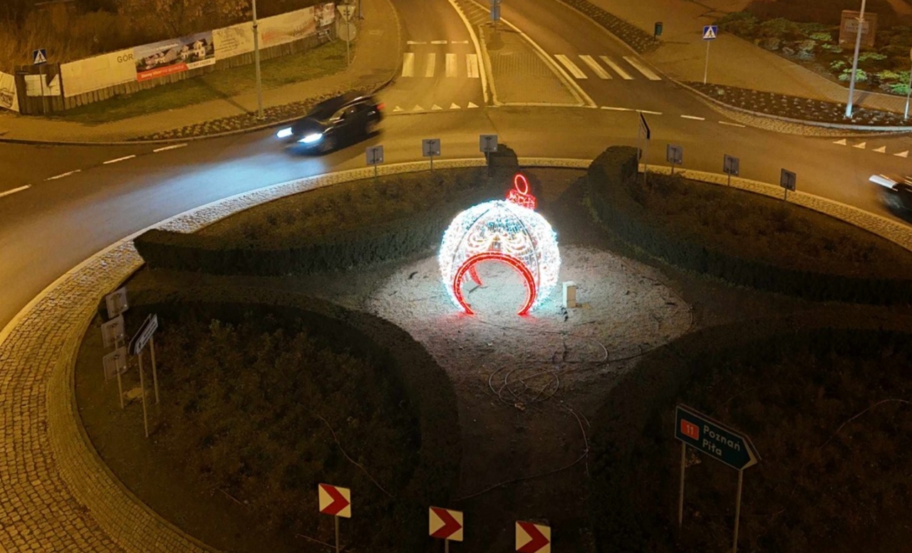 Na rondzie w regionie postawili wielką świąteczną bombkę. Ludzie ryzykują życiem, by zrobić sobie przy niej zdjęcie