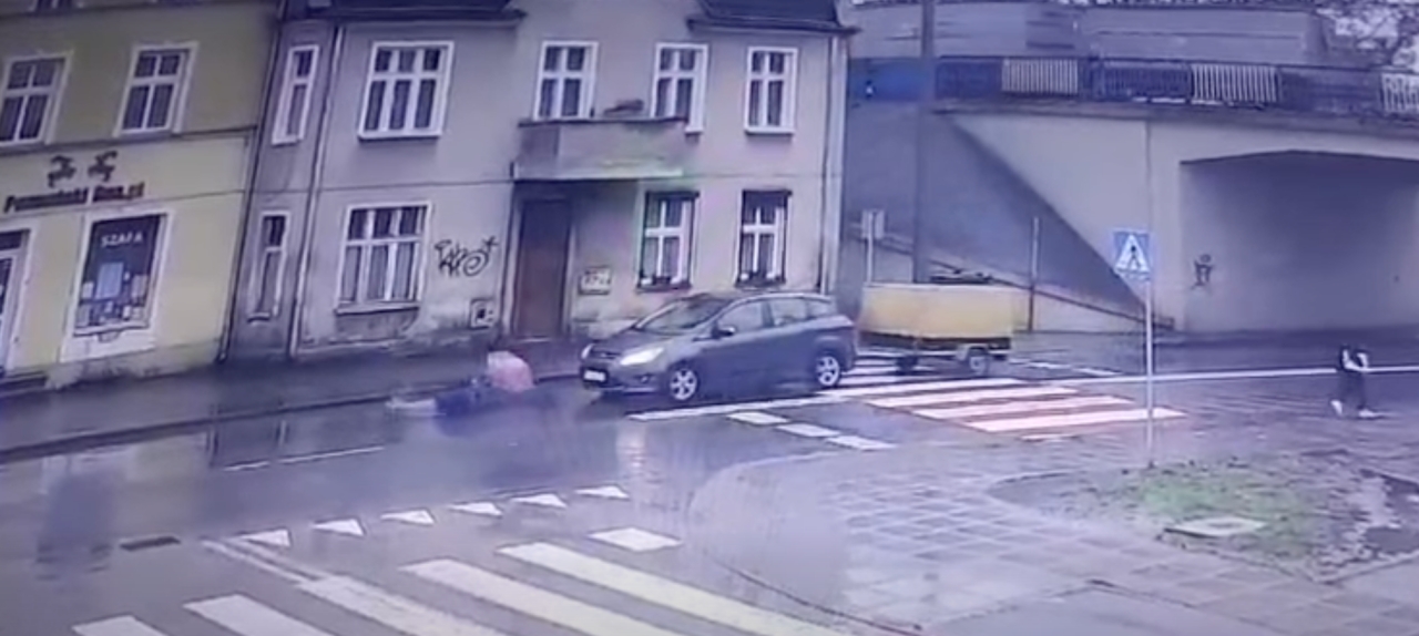 Kobieta potrącona przez auto na "zebrze" w Obornikach. Policja pokazuje nagranie ku przestrodze
