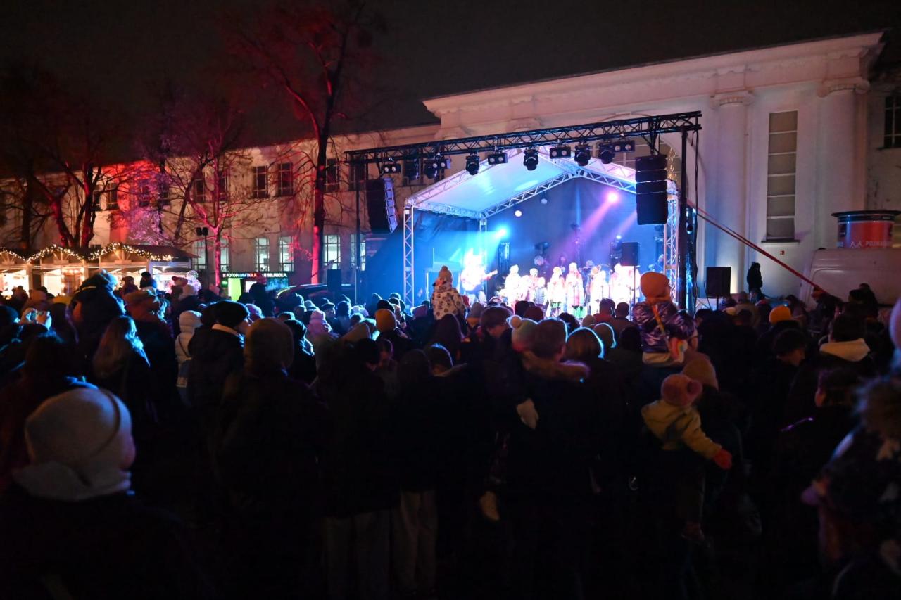 Popularny zespół gra na jednym ze świątecznych jarmarków (zdjęcia)