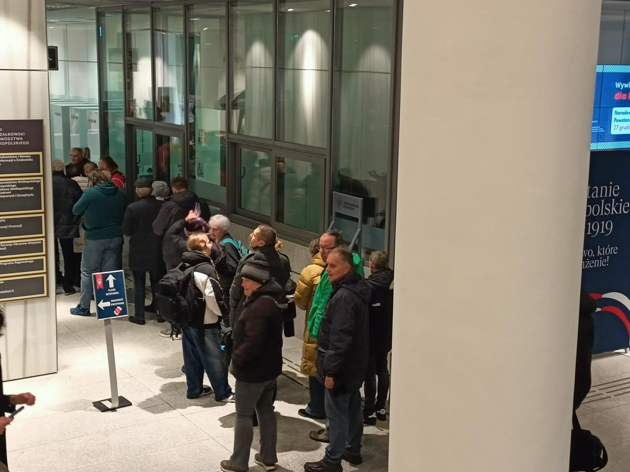 Popołudniowa kolejka w poznańskim urzędzie