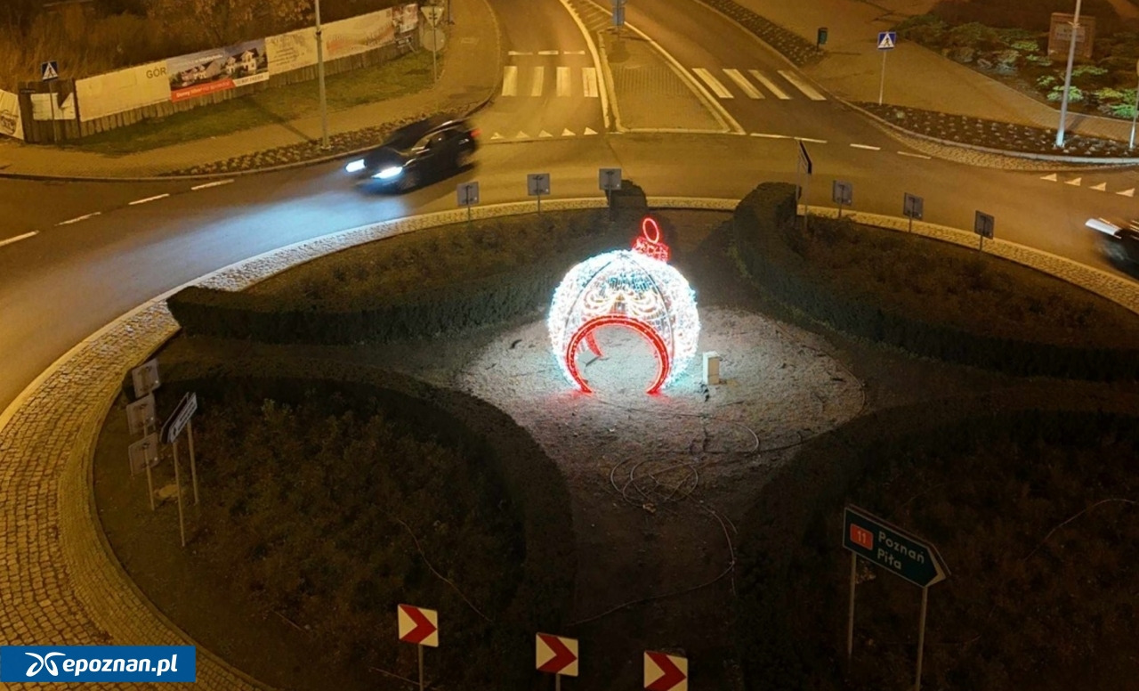 Sławna bombka na rondzie w regionie została wymieniona… na choinkę