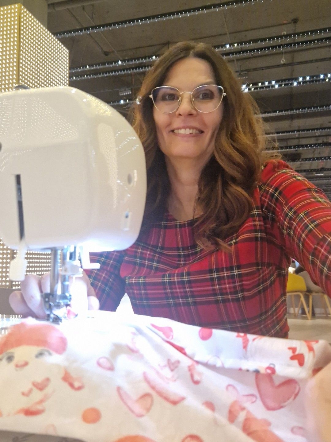 Niecodzienna akcja w galerii. Przy maszynie zasiadła choćby dyrektorka poznańskiego szpitala