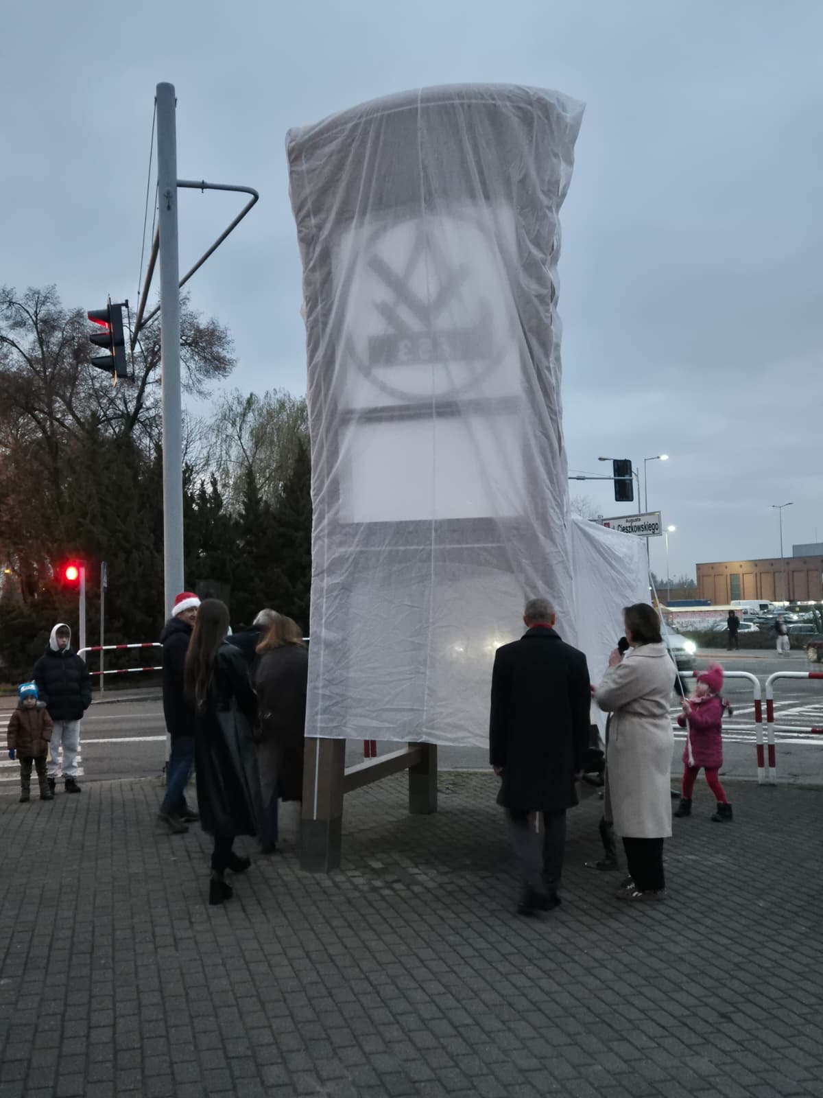 W podpoznańskiej miejscowości odsłonięto ogromne krzesło. Powstawało przez 470 godzin