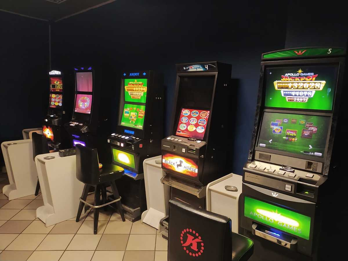 Akcja w salonie gier w regionie. Zatrzymano trzy osoby