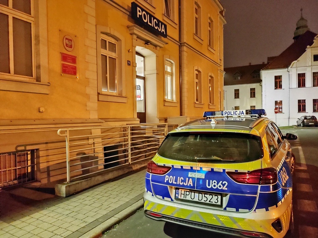 Totalnie pijana kobieta jechała ulicą wężykiem. Zjeżdżała na przeciwległy pas. "Była śmiertelnym zagrożeniem na drodze"