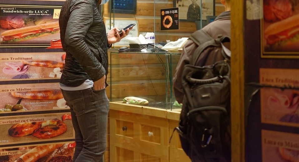 49-latek wszedł zamaskowany do pizzerii. Groził kelnerce i zabrał jej dzienny utarg. Wielkopolska policja zatrzymała sprawcę