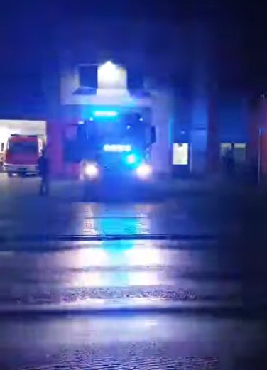 Region. Palił się budynek na działkach. Kilka zastępów straży pożarnej gasiło pożar