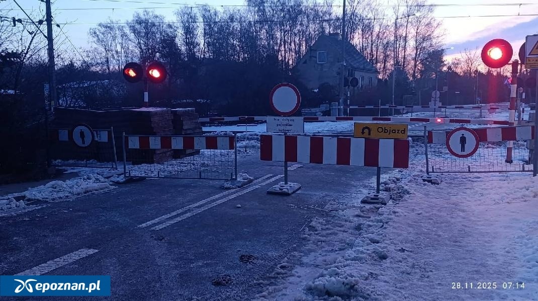 Przez remont przejazdu kolejowego zostali odcięci od przystanku autobusowego. Od środy pomoże tymczasowa linia minibusowa