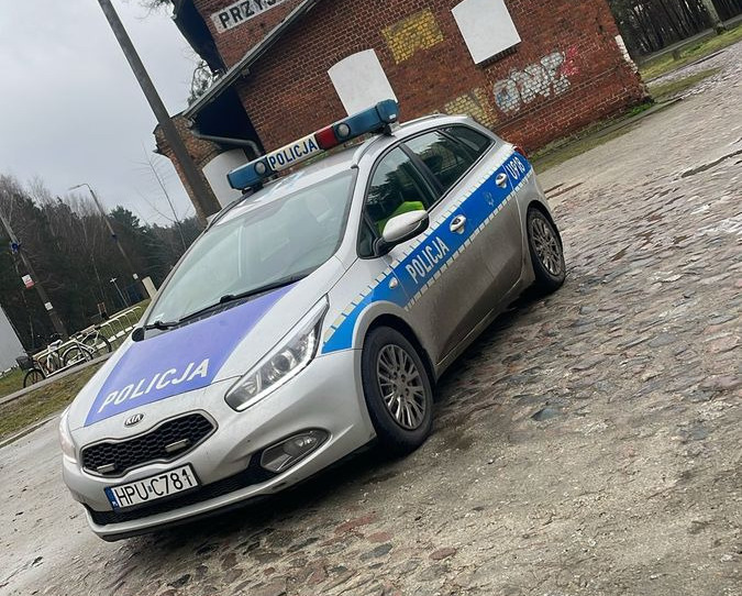 Interwencja policji na stacji w regionie. Zastali leżącego na ziemi mężczyznę