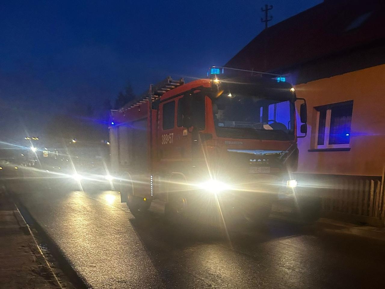 Strażnicy graniczni uratowali kobietę z palącego się budynku. "Nie wiedziała o niebezpieczeństwie"