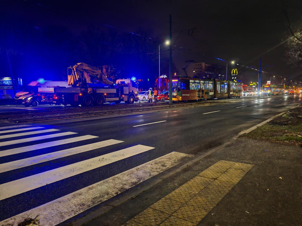 Wypadek z udziałem tramwaju w Poznaniu. Kierowcy stoją w "gigantycznym korku"