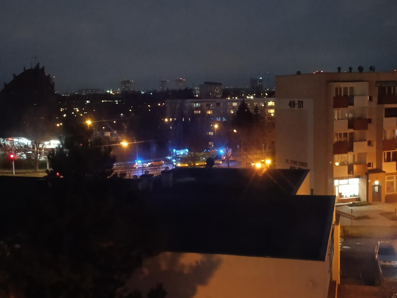 Akcja służb na jednej z poznańskich ulic. "Dwie karetki, straż pożarna i policja"