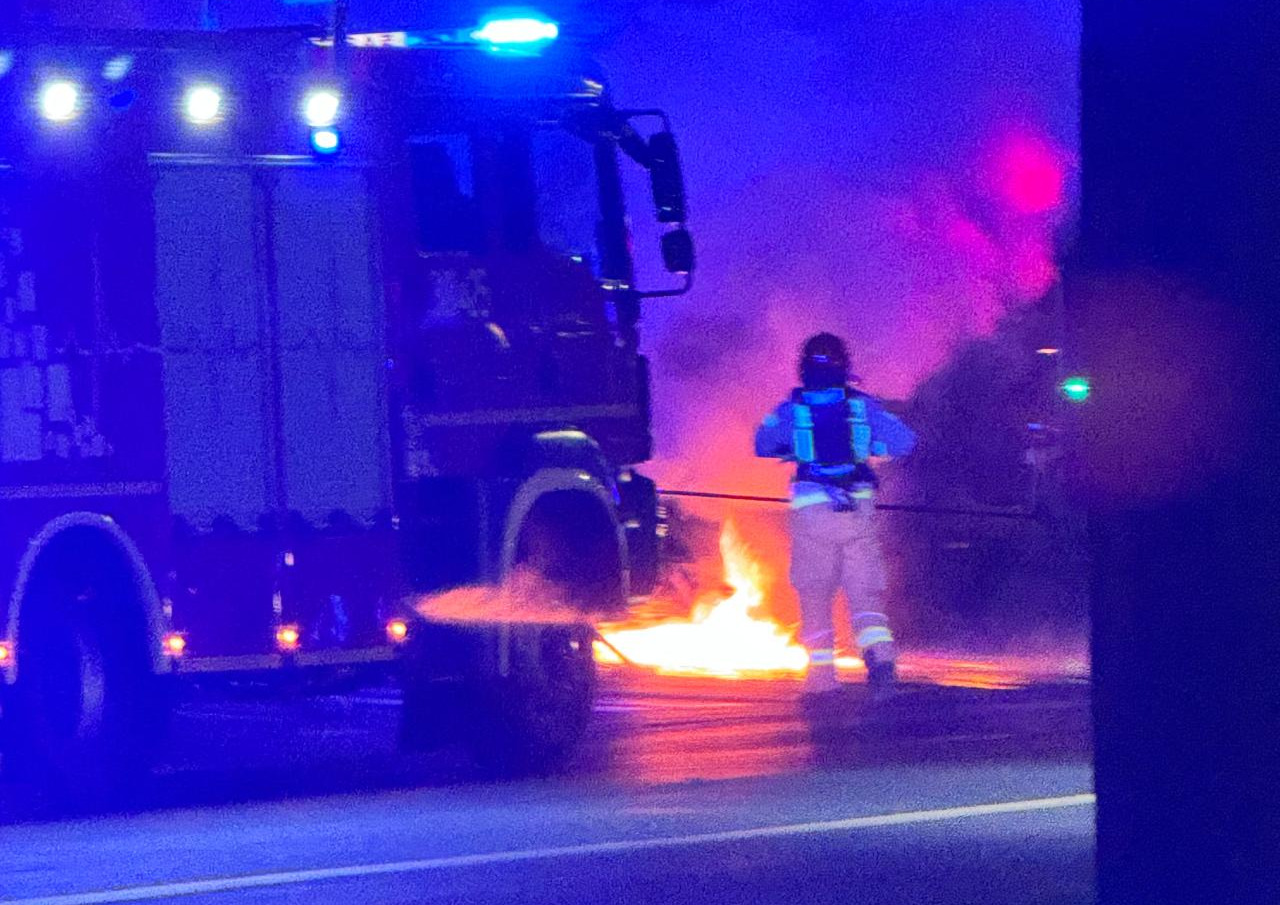 Samochód w ogniu na poznańskiej ulicy