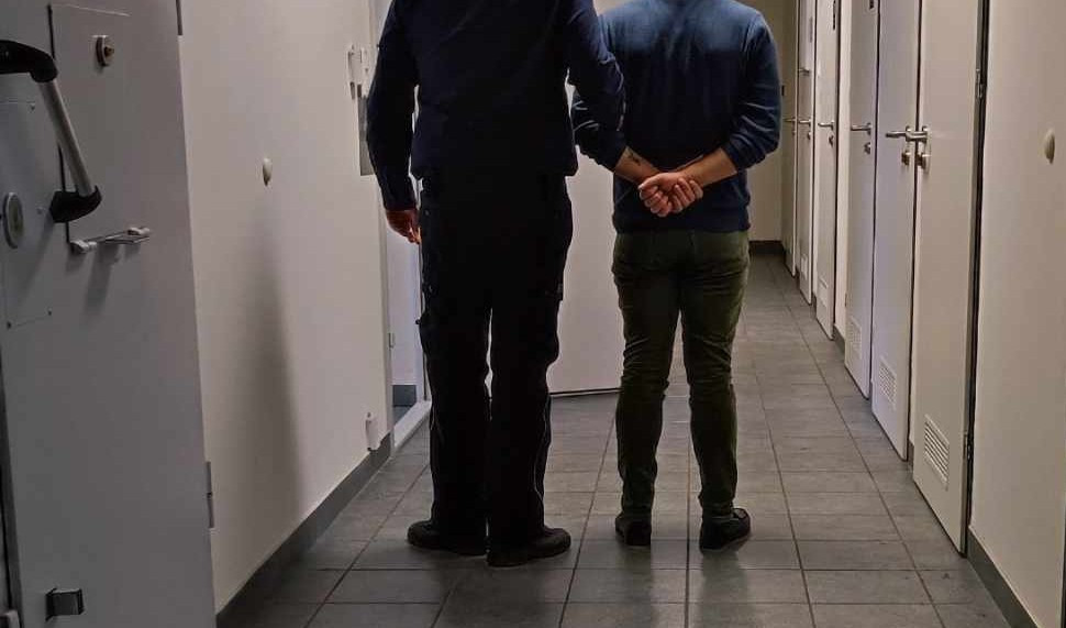 Kłótnia obcokrajowców na terenie jednego z zakładów w regionie. 36-latek został ugodzony nożem