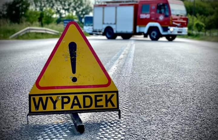 Wypadek na obwodnicy Murowanej Gośliny. "Bus w rowie, osobówka skasowana"