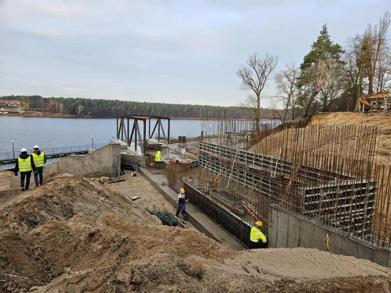 Ogromna inwestycja trwa nad jednym z jezior w naszym regionie. "I etap powoli zaczyna być widoczny"