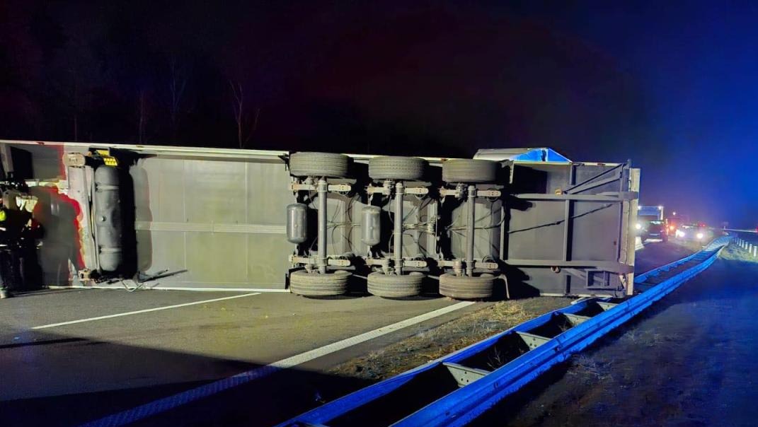 A2: kumulacja zdarzeń z ciężarówkami w tym samym rejonie! Trasa zablokowana!