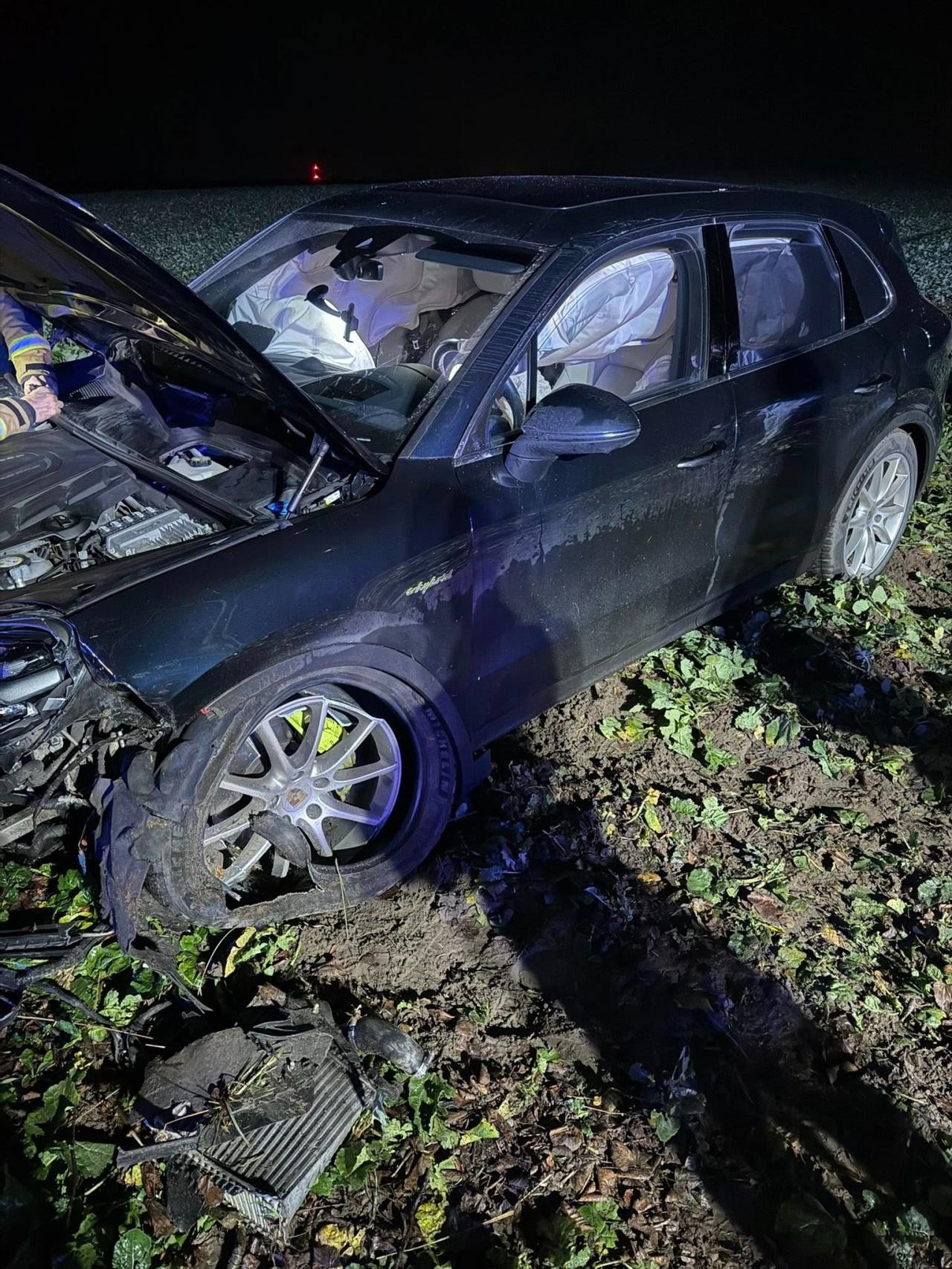 Region. Pijany 20-latek roztrzaskał Porsche na drzewie. Wiózł równie pijanych pasażerów