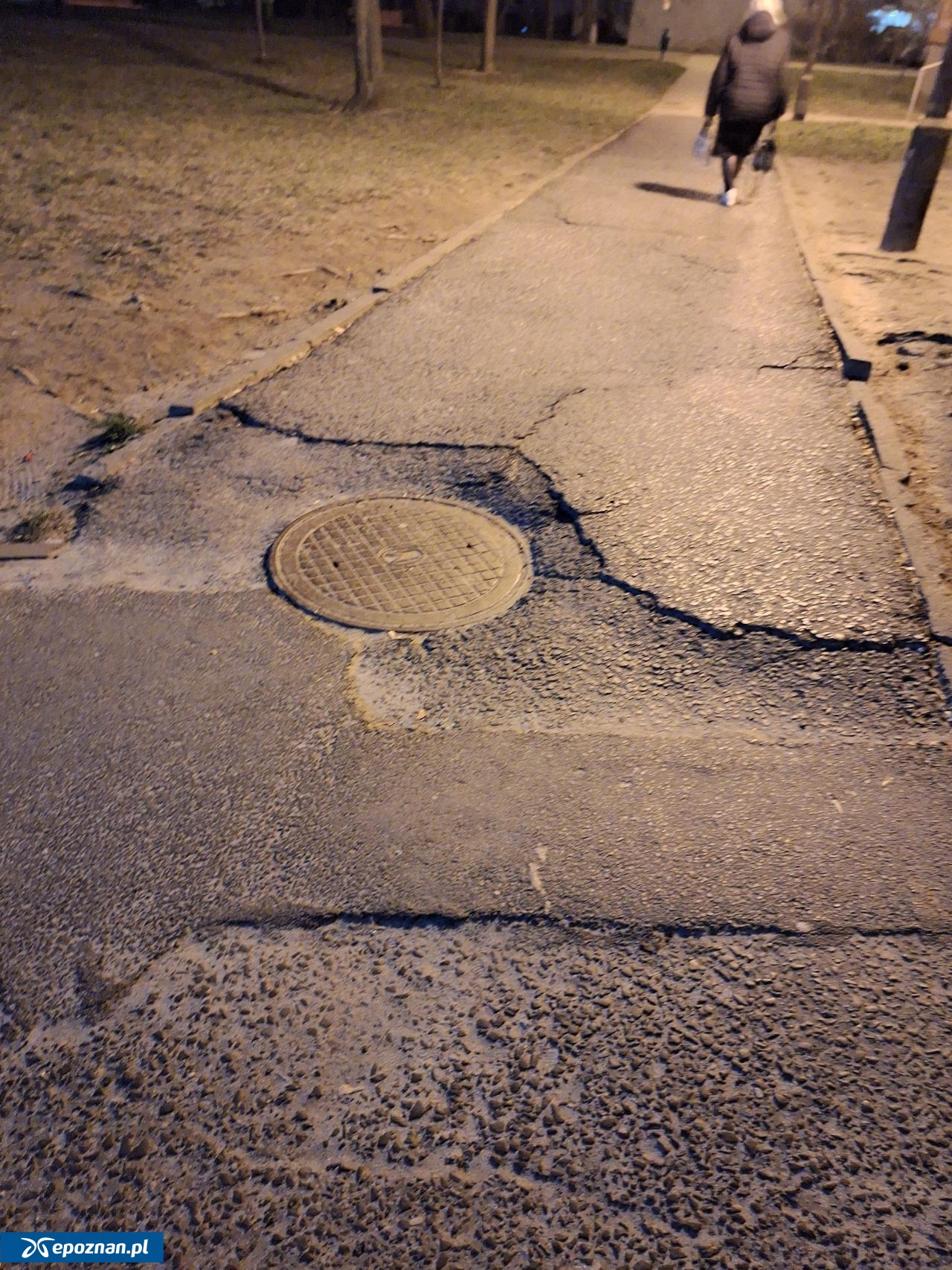 Uczęszczana alejka, które według Czytelniczki jest zniszczona od lat | fot. Czytelniczka