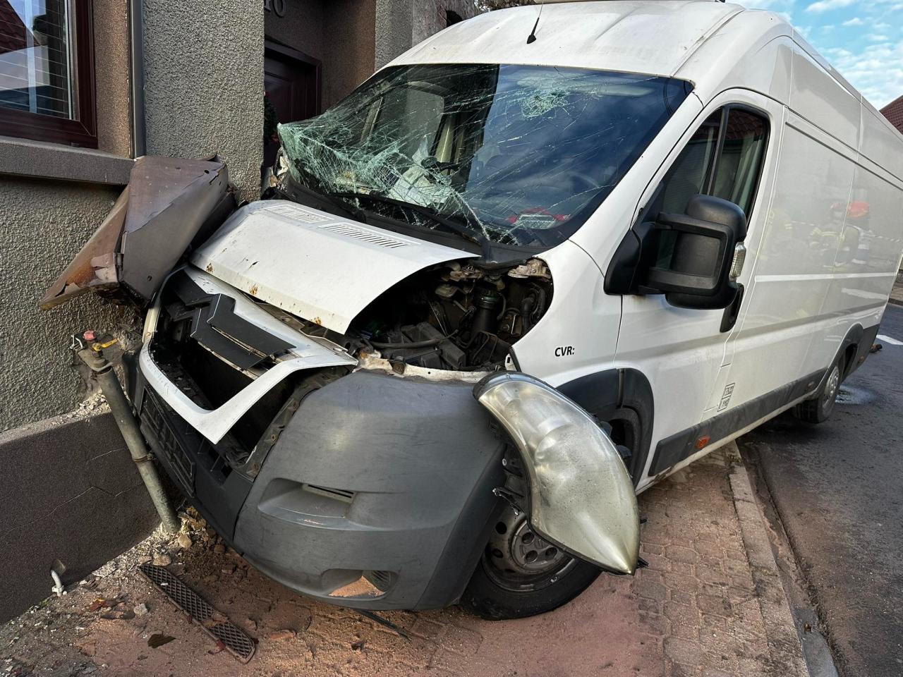 Region. Uderzył busem w budynek. Uszkodzona ściana i drzwi