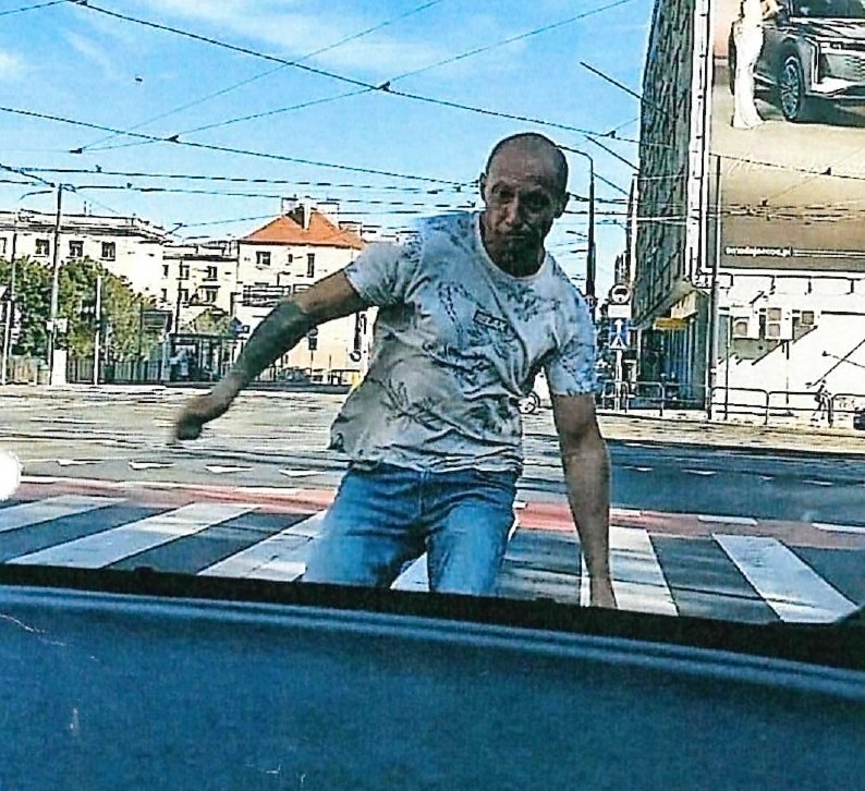 Wbiegł na auto na poznańskim skrzyżowaniu. Straty na kilka tysięcy złotych. Poznajesz go?